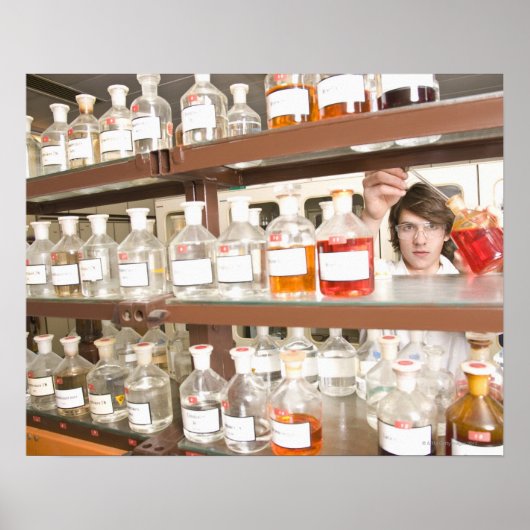 Wetenschapsstudent in het klaslokaal poster (Voorkant)