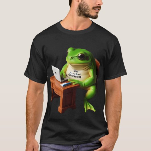 WFH Manager Frog at Desk Humor Shirt (Voorkant)