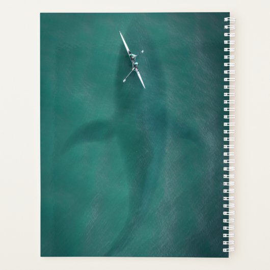 Whale onder boot: Nooit alleen in Zee Planner (Achterkant)