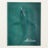 Whale onder boot: Nooit alleen in Zee Planner (Voorkant)