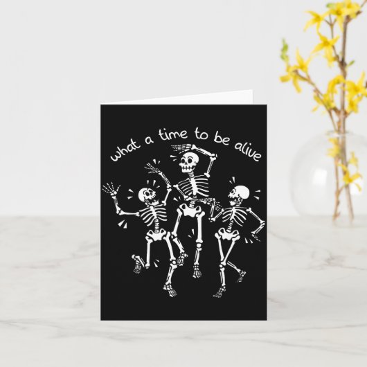 What A Time To Be Alive Skeleton Dancing Funny  Kaart (Gele Bloem)