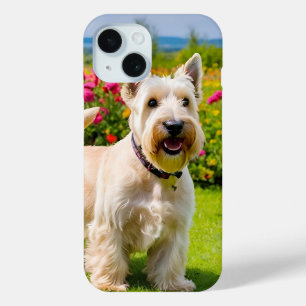 Wheaten Schotse Terriër spelen in Bloemen Gras iPhone 15 Case