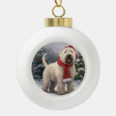 Wheaten Terriër Hond in Sneeuw Kerstmis Keramische Bal Ornament (Voorkant)