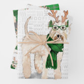 Wheaten Terriër Kersthond en Green Plaid Inpakpapier Vel (In situ)