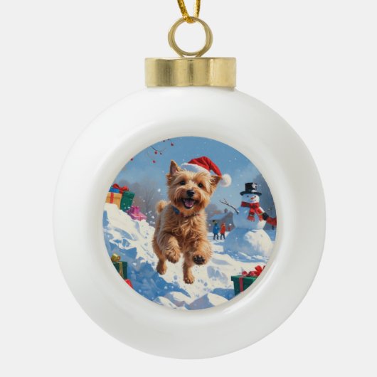 Wheaten Terrier Loopt In Sneeuw Met Kerst Pet Keramische Bal Ornament (Voorkant)