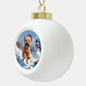 Wheaten Terrier Loopt In Sneeuw Met Kerst Pet Keramische Bal Ornament (Rechts)