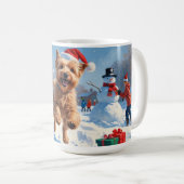 Wheaten Terrier Loopt In Sneeuw Met Kerst Pet Koffiemok (Voorkant rechts)