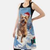 Wheaten Terrier Loopt In Sneeuw Met Kerst Pet Schort (Insitu)