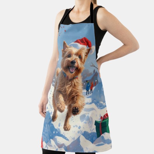 Wheaten Terrier Loopt In Sneeuw Met Kerst Pet Schort (Insitu)