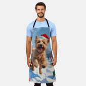 Wheaten Terrier Loopt In Sneeuw Met Kerst Pet Schort (Gedragen)