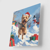 Wheaten Terrier Loopt In Sneeuw Met Kerst Pet Vierkante Klok (Hoek)