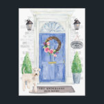 Wheaten Terrier Moving Announcement Briefkaart<br><div class="desc">Maak uw nieuwe adres bekend met onze stijlvolle aankondiging met een Wheaten Terrier,  een blauwe voordeur aan de voorzijde,  een welkome mat,  een leistoets,  een topiaries en een florale kreet op een grijze achtergrond.</div>
