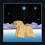 "Wheaten Terriers at Chanukah" Poster<br><div class="desc">"Wheaten Terriers at Chanukah" is een uniek kunstontwerp voor de joodse vakantie "Chanoeka",  met twee zachte beklede piepende doodsbannen en een door de sterren aangestoken hanukkah-menorah. We hebben de binnenkant van de kaartblanco verlaten voor u om aan te passen. Originele kunstwerk Â Melanie Light 2005.</div>