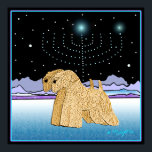 "Wheaten Terriers at Chanukah" Poster<br><div class="desc">"Wheaten Terriers at Chanukah" is een uniek kunstontwerp voor de joodse vakantie "Chanoeka",  met twee zachte beklede piepende doodsbannen en een door de sterren aangestoken hanukkah-menorah. We hebben de binnenkant van de kaartblanco verlaten voor u om aan te passen. Originele kunstwerk Â Melanie Light 2005.</div>