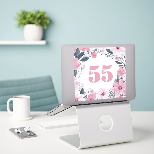 Wheelie Bin House Nummer Pastel Roze Bloemen Sticker (Laptop op bureau)