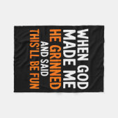 When God Made Me He Grinned And Said This’ll Be Fu Fleece Deken (Voorkant (Horizontaal))