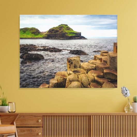 Where Fire Meets Folklore: The Giant's Causeway Canvas Afdruk (Insitu (Woonkamer))