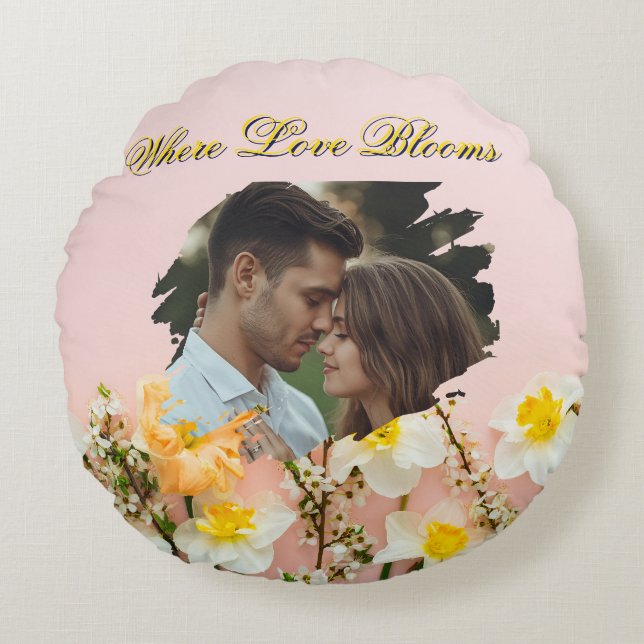 Where Love Blooms Round Pillow | Spring Romance  Rond Kussen (Voorkant)
