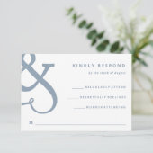 Whimsical Ampersand | Dusty Blue Wedding RSVP Kaartje (Staand voorkant)