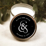 Whimsical Ampersand | Moody Black Wedding Ronde Sticker<br><div class="desc">Deze unieke en moderne donkere bruiloft stickers zijn voorzien van een gewaagde,  vloeiende zeer lichtgrijze ampersand op een zwarte achtergrond.</div>