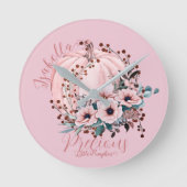 Whimsical Autumnal Pink Pumpkin Floral Ronde Klok (Voorkant)