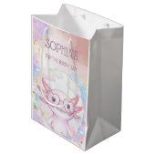Whimsical axolotl kids birthday medium cadeauzakje (Voorkant Gekanteld)