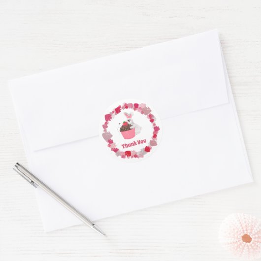 Whimsical Bee, White Bunny, Roze Cupcake Ronde Sticker (Envelop)