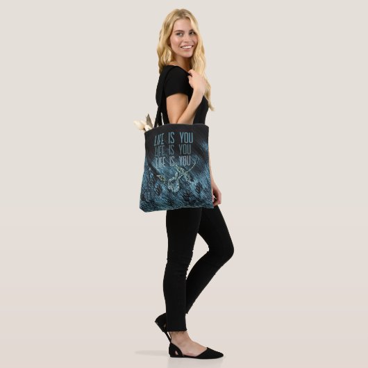 Whimsical Blauw Zwart Roos Tekst Tote Bag (Op model)