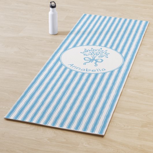 Whimsical blauwe witte streep preppy monogram yogamat (In situ)