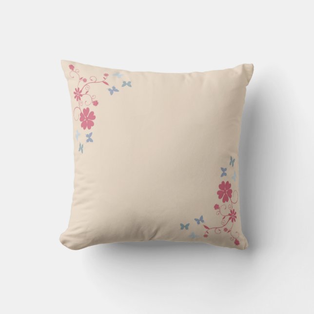 Whimsical Bloemen en Vlinder Accenten op Cream Kussen (Voorkant)