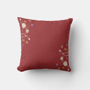 Whimsical Bloemen en Vlinder Accenten op Donkerroo Kussen