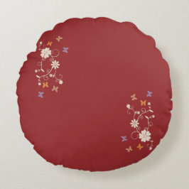 Whimsical Bloemen en Vlinder Accenten op Donkerroo Rond Kussen