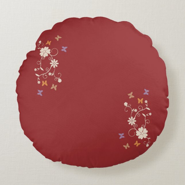 Whimsical Bloemen en Vlinder Accenten op Donkerroo Rond Kussen (Voorkant)