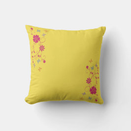 Whimsical Bloemen en Vlinder Accenten op Geel Kussen
