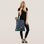 Whimsical Bloemmotief Kunstontwerp Tote Bag (Op model)