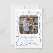 Whimsical Blue Cake Hand getekend Save the Date Ka Kaart (Achterkant)