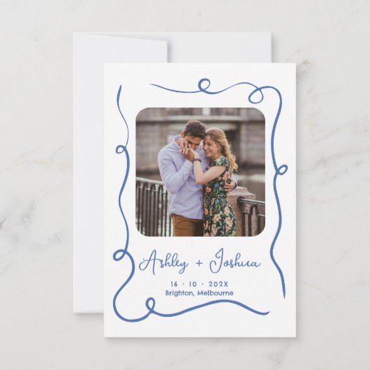 Whimsical Blue Cake Hand getekend Save the Date Ka Kaart (Achterkant)