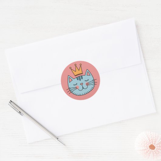 Whimsical Blue Cat met een gele kroon Ronde Sticker (Envelop)