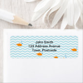 Whimsical Blue chevron met gouden vis Etiket (Insitu)