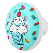 Whimsical Blue Cupcake met Cherry op Top Keramische Knop (Rechts)