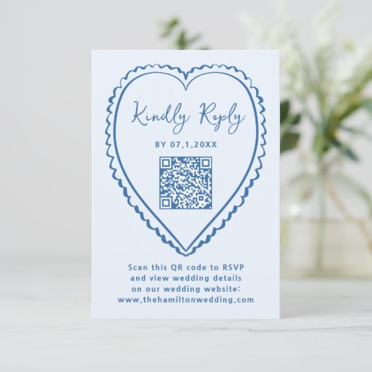 Whimsical Blue Heart QR Code Wedding RSVP Kaartje (Staand voorkant)