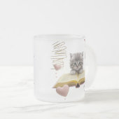 Whimsical Bookworm Kitten Two-Tone Mug – Magical Matglas Koffiemok (Voorkant rechts)