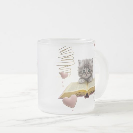 Whimsical Bookworm Kitten Two-Tone Mug – Magical Matglas Koffiemok (Voorkant rechts)