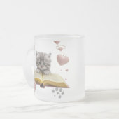 Whimsical Bookworm Kitten Two-Tone Mug – Magical Matglas Koffiemok (Voorkant links)