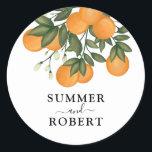 Whimsical Botanical Citrus Oranje Orchard Wedding Ronde Sticker<br><div class="desc">Deze strakke,  ronde sticker is voorzien van prachtige,  met de hand geschilde sinaasappels en een glans. Gebruik de velden sjabloon om je eigen formulering toe te voegen. Klik op Verdere wijzigingen aanpassen om elementen indien nodig te herschikken.</div>