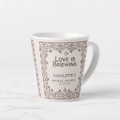 Whimsical Bruin Love Is Brewing Bruidsuitnodiging Latte Mok (Rechterhoek)