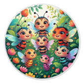 Whimsical Bug Kinderen in een weelderige tuin Keramische Knop (Voorkant)