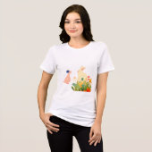 Whimsical Bunny & Bird in Bloom – Schattigee voorj Tri-Blend Shirt (Voorkant volledig)