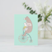 Whimsical Bunny en Beer Riding a Bike Briefkaart (Staand voorkant)