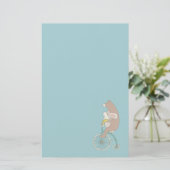 Whimsical Bunny en Beer Riding a Bike Briefpapier (Staand voorkant)